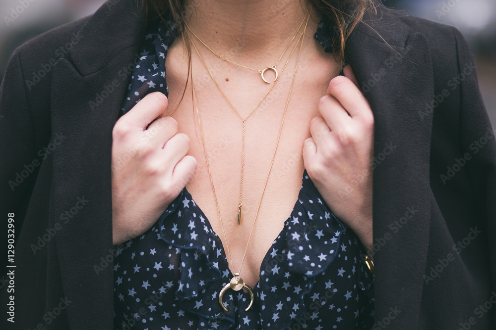 perfect fall outfit accessories. fashion blogger wearing a black elegant coat, a v-neck see through shirt and a beautiful and trendy golden chain necklace

 - obrazy, fototapety, plakaty 