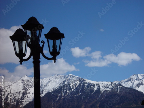 Berge Südtirol mit Straßenlampe