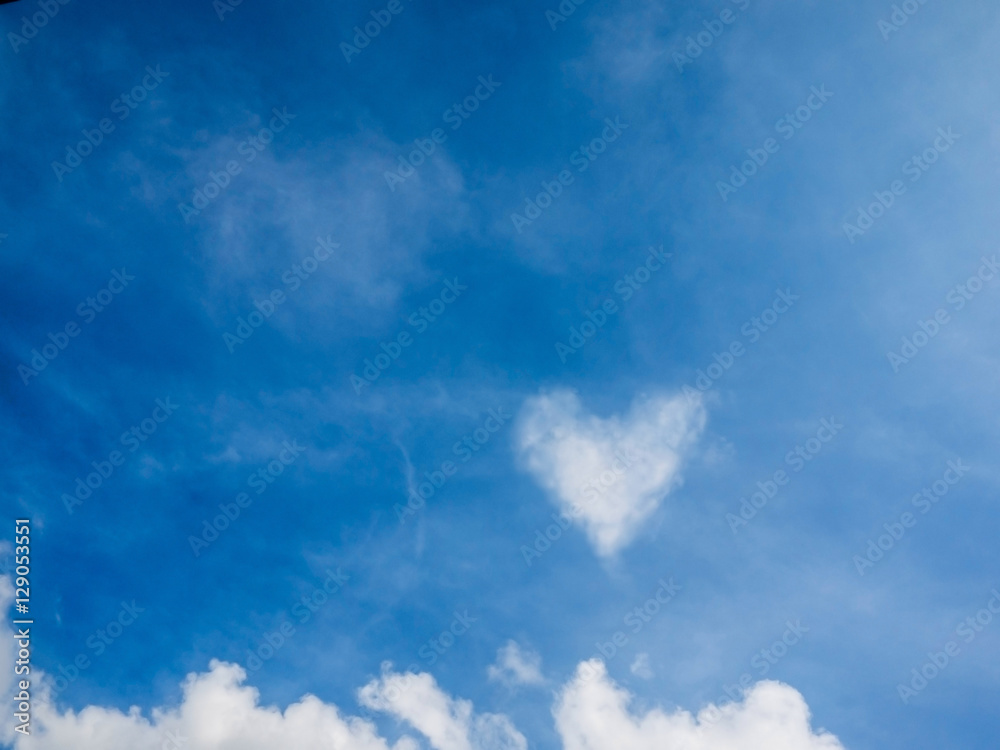 Obraz premium cloud look like heart on the blue sky on sunshine day