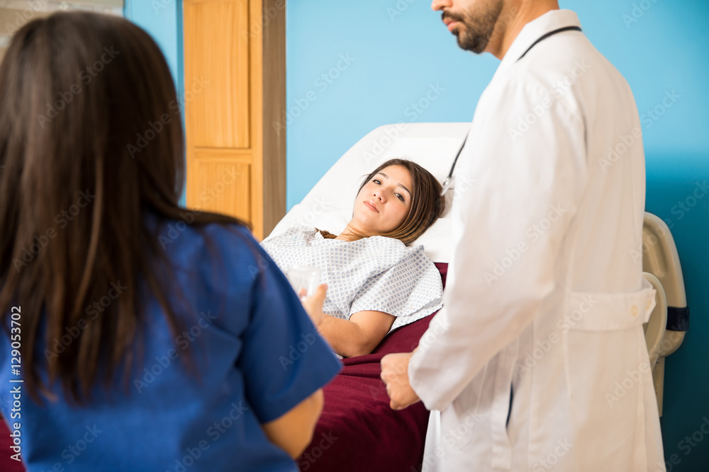 Obraz premium Woman in hospital getting some news