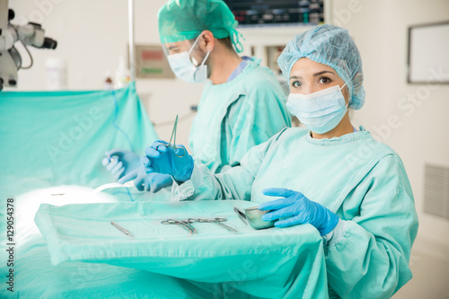 Bild auf Leinwand Female doctor handling instruments in the operating room