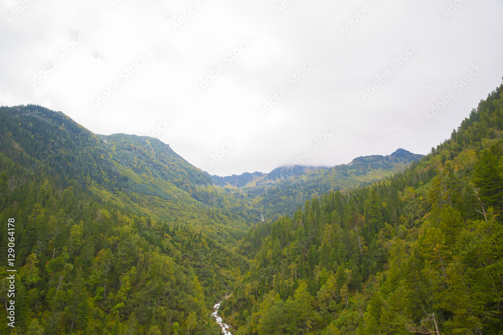 Naklejka premium Dzikie i opustoszałe góry Khamar-Daban.