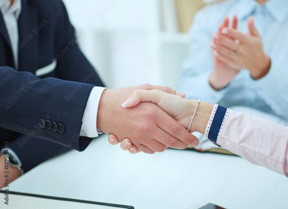 Obraz premium Business people shaking hands, finishing up a meeting.
