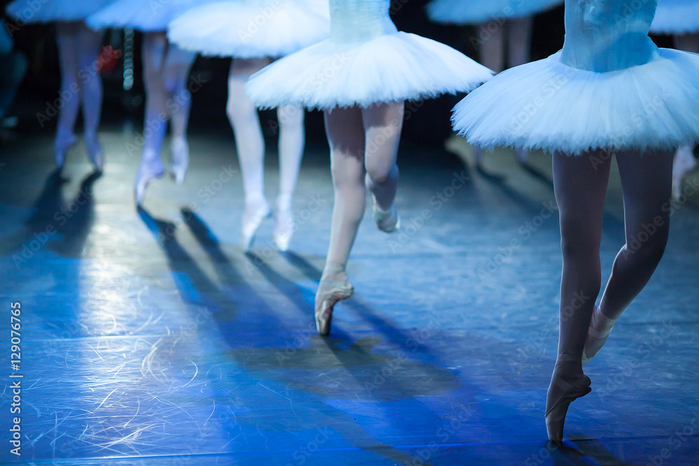 Obraz premium Ballerinas in the movement. Feet of ballerinas close up.