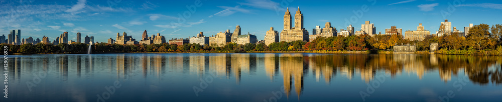Fototapeta premium Spadek w Central Parku nad zbiornikiem wodnym Jacqueline Kennedy Onassis. Panoramiczny Wcześnie rano widok na Upper West Side, Manhattan, Nowy Jork