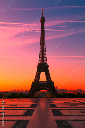 Wieża Eiffla w Paryżu o wschodzie słońca, Francja