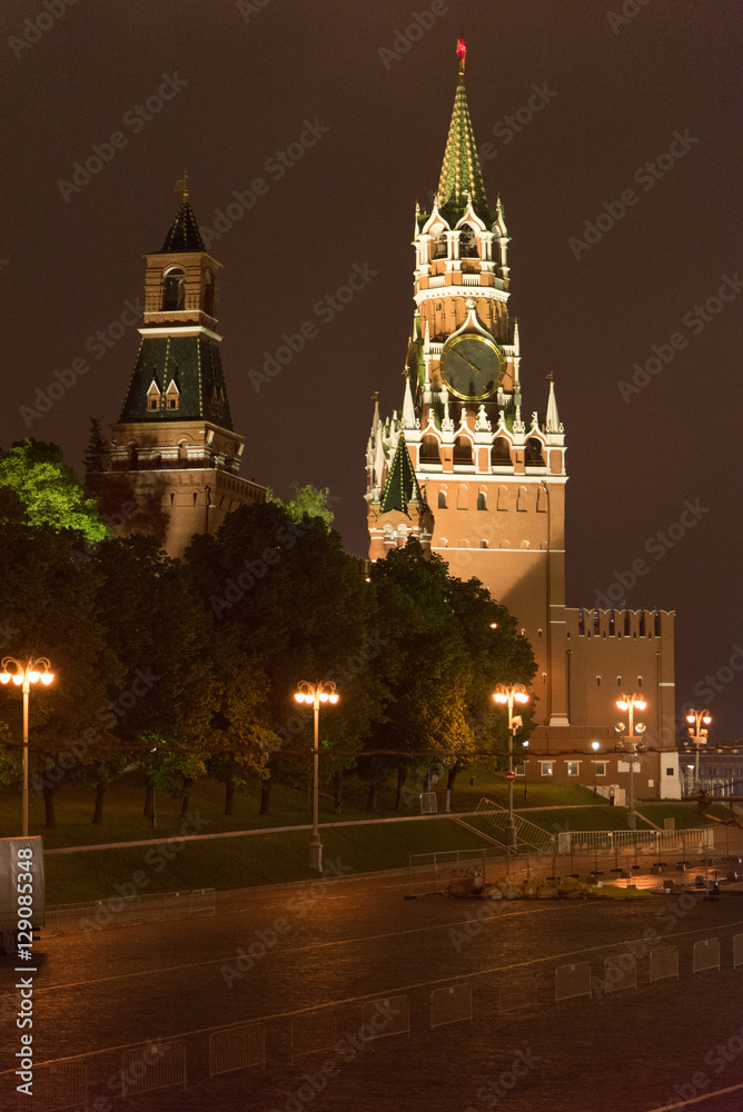 Fototapeta premium Night landscape Kremlin and the river in Russia
