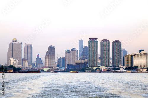 .Boat river that runs through the heart of the beautiful. During the sun is below the horizon. And whereas the atmosphere in a city filled with many tall buildings.