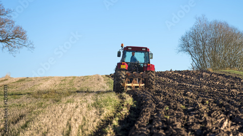 tracteur qui laboure le champ en automne