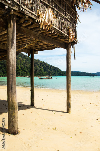 Fototapeta Naklejka Na Ścianę i Meble -  Strand in Thailand mit Hütte aus Stroh