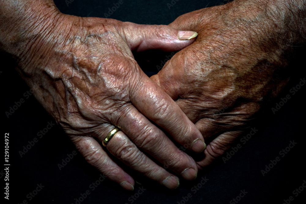Fototapeta premium Hände Oma und Opa