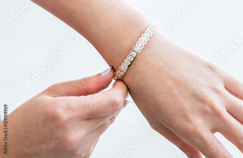 Obraz na plátně beautiful bracelet with diamonds and pearls on the hand of the bride