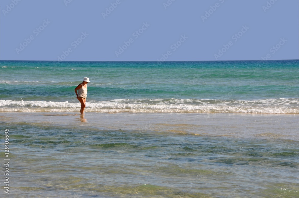 Fuerteventura - bain de pieds dans l'océan Atlantique Fuerteventura - bain de pieds dans l'océan Atlantique