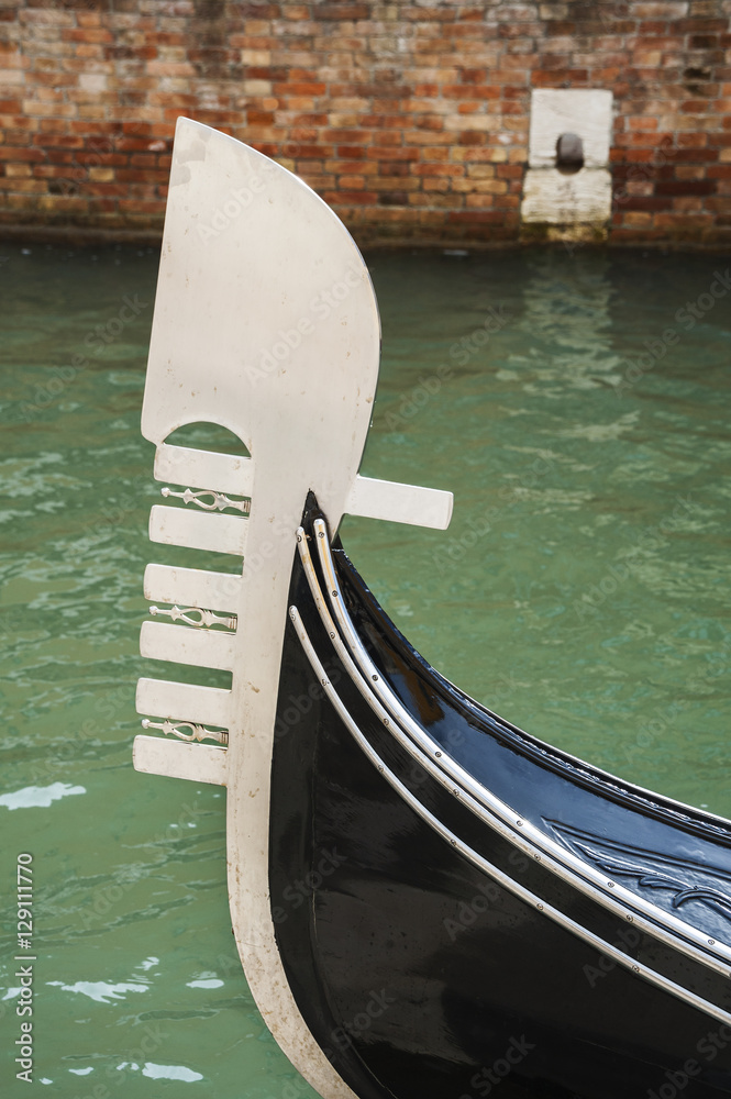 Bugbeschlag einer Gondel in Venedig