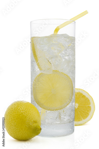 Obraz na płótnie Fresh cold water drink with Lemon on white background w salonie