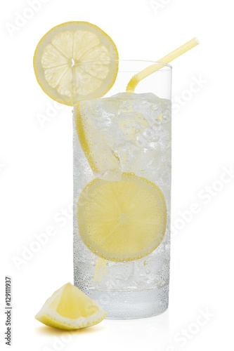 Obraz na płótnie Fresh cold water drink with Lemon on white background w salonie