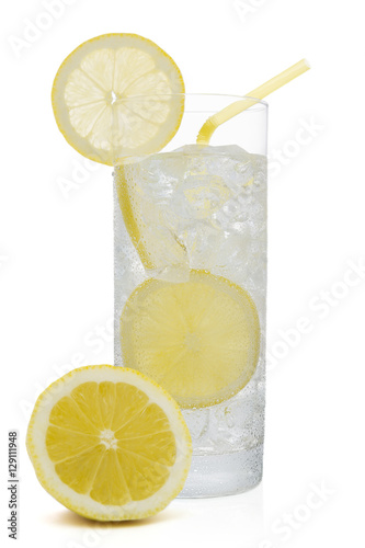 Obraz na płótnie Fresh cold water drink with Lemon on white background w salonie