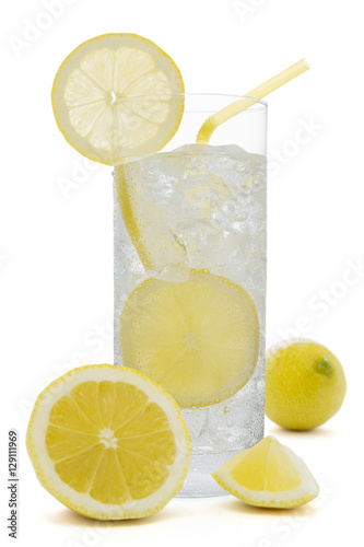Obraz na płótnie Fresh cold water drink with Lemon on white background w salonie