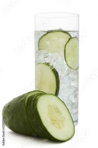 Obraz na płótnie Fresh cold water drink with Cucumber on white background w salonie