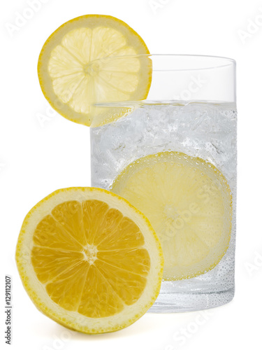 Obraz na płótnie Fresh cold water drink with Lemon on white background w salonie