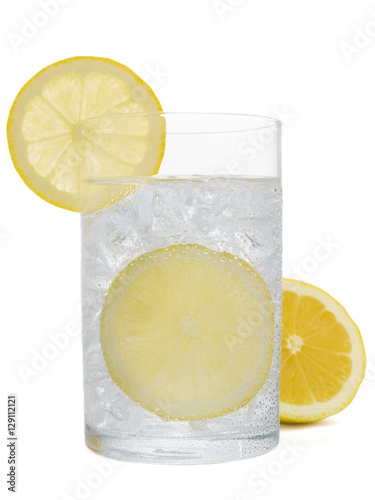Obraz na płótnie Fresh cold water drink with Lemon on white background w salonie