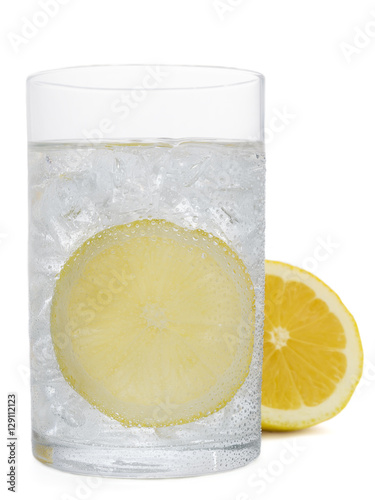 Obraz na płótnie Fresh cold water drink with Lemon on white background w salonie