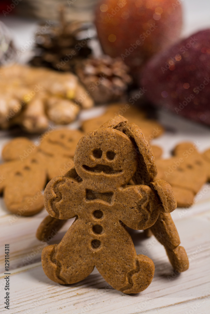 Fototapeta premium Christmas smiling gingerbread men on rustic wooden background