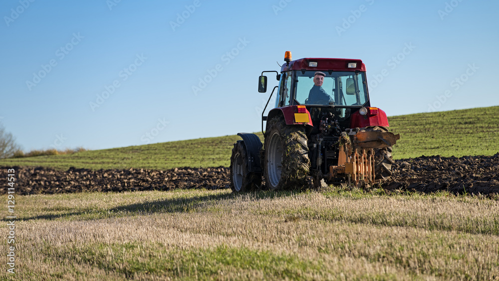 tracteur qui laboure le champ en automne tracteur qui laboure le champ en automne