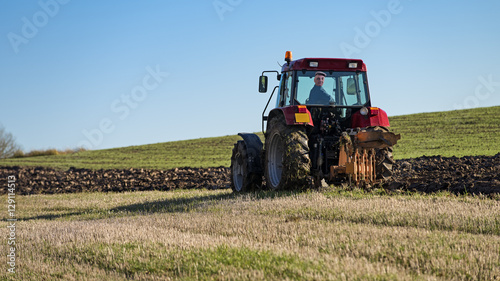 tracteur qui laboure le champ en automne