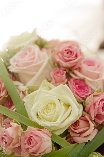 rosa Rosen in Brautstrauss bei Gegenlicht und Hochzeit