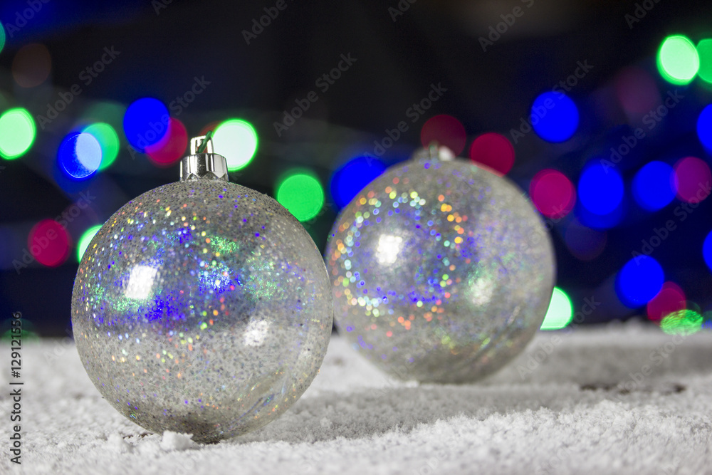 Fototapeta premium bicchiere di plastica nella neve, con addobbi natalizi e luci sullo sfondo