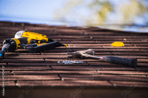 Roof shinlge repair with nile gun and hummer Fototapet