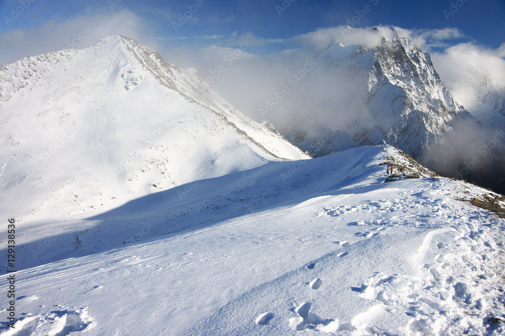 Obraz premium Snowy mountains landscape