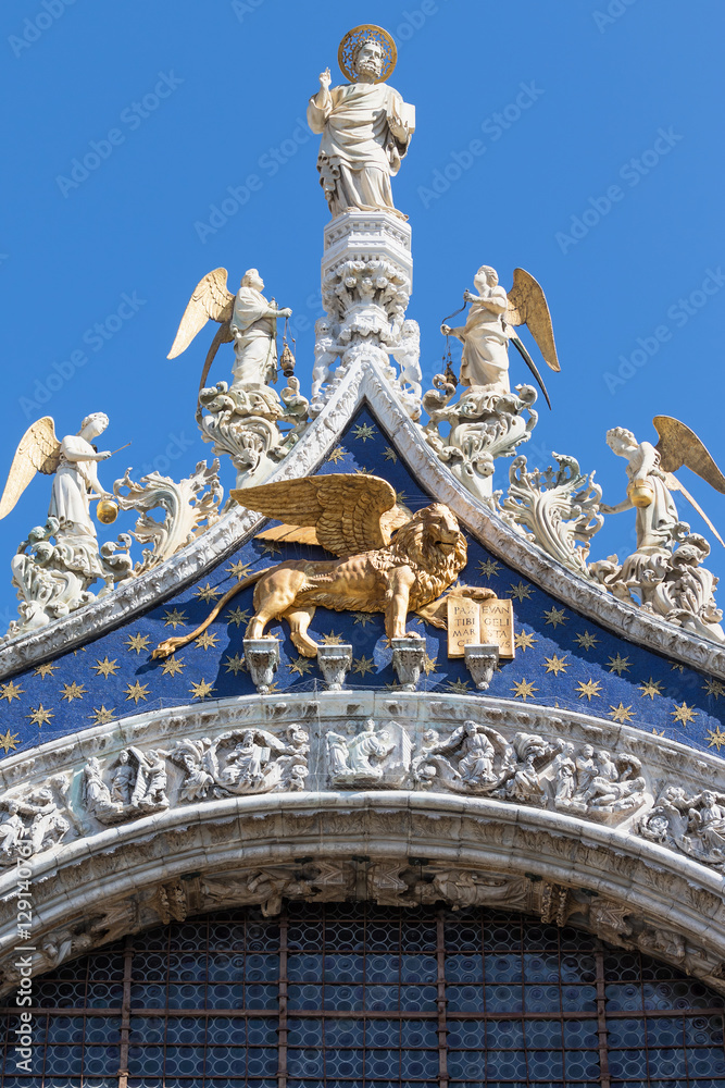Obraz premium Closeup view of statues on the roof of the Cathedral of San Marco (Venice, Italy). Vertically.