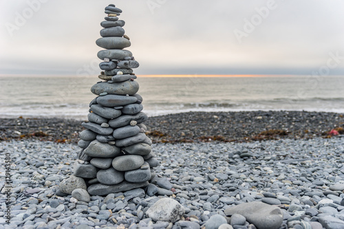 Steinpyramiede am Atlantik Strand von Wales, 
