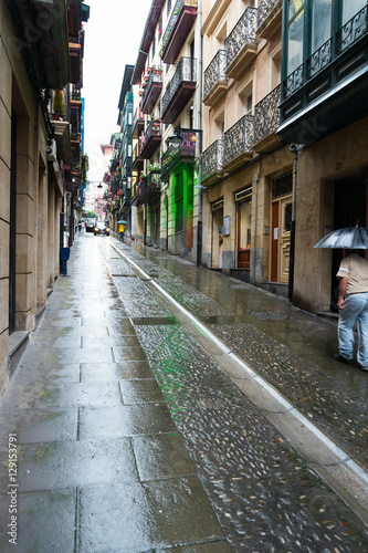 Fototapeta Naklejka Na Ścianę i Meble -  Narrow Bilbao street in rain, Spain.