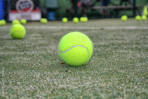 la pelota del tenis en la pista