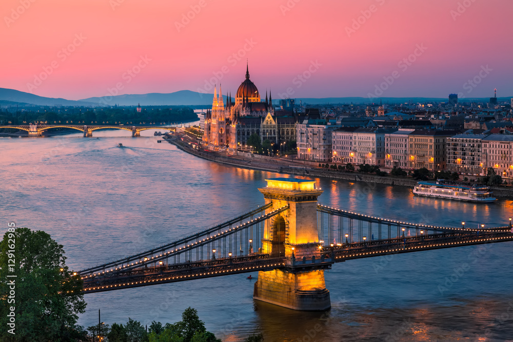 Fototapeta premium Panorama Budapesztu na Węgrzech z Mostem Łańcuchowym i Parlamentem