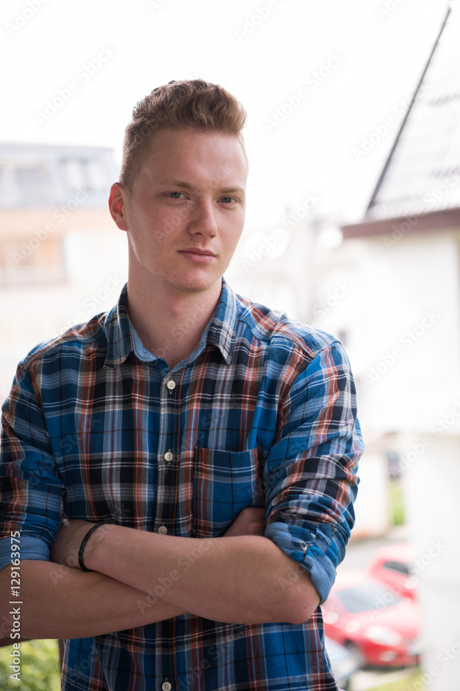 Obraz premium man standing at balcony