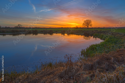 Elbtalaue im November / Sonnenuntergang über der Niedersächsischen Elbtalaue. Aufgenommen in der Nähe von Predöhlsau (Landkreis Lüchow-Dannenberg, Niedersachsen).