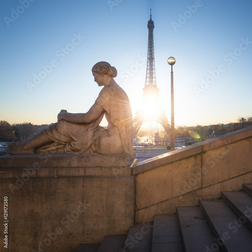tour eiffel et statue trocadéro