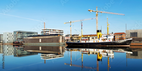 Neuer Hafen mit historischen Schiffen in Bremerhaven