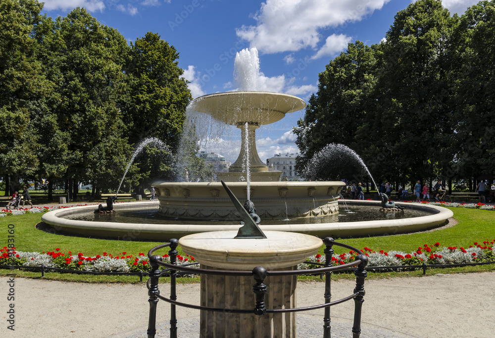 Naklejka premium Zegar słoneczny w Ogrodzie Saskim w Warszawie