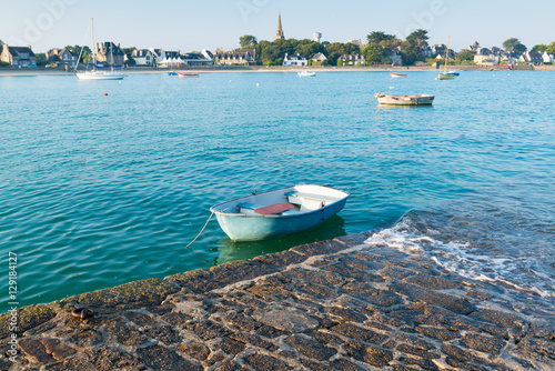 schiffsanleger und boot im Hafen von brignogan-plages, Bretagne, Frankreich photo