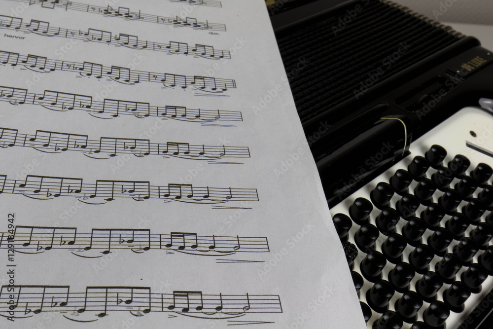 Obraz premium Musiknoten auf Akkoredon