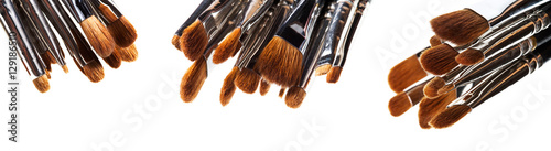Collection de pinceaux de maquillage professionnels sur fond blanc
