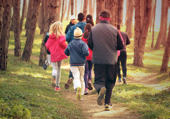 Sierkussen Joggen Groep hardlopers op bospad  © springtime78