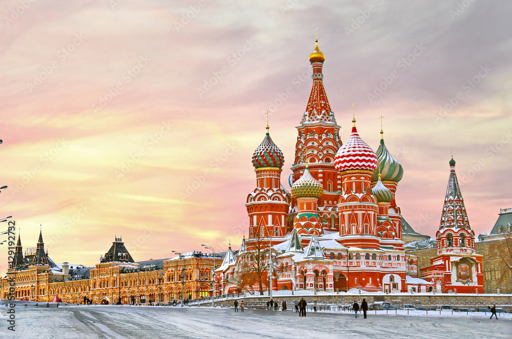 Naklejka premium Moskwa, Rosja, plac czerwony, widok katedry Świętego Bazylego w zimie