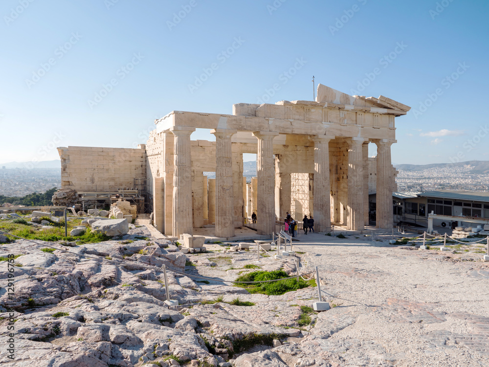 Obraz premium Tourists visit the temple of Parthenon,Athens
