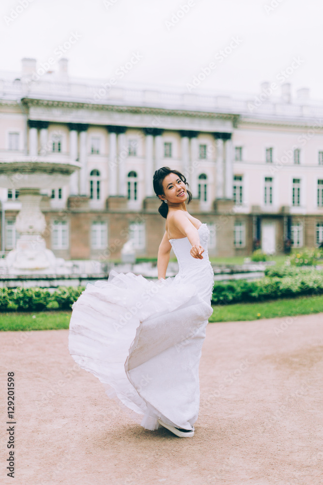 Beautiful bride posing in her wedding day